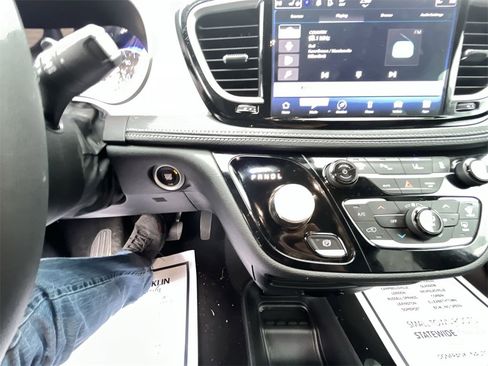 Used 2024 Chrysler Pacifica Touring-L w/ S Appearance Package image 19