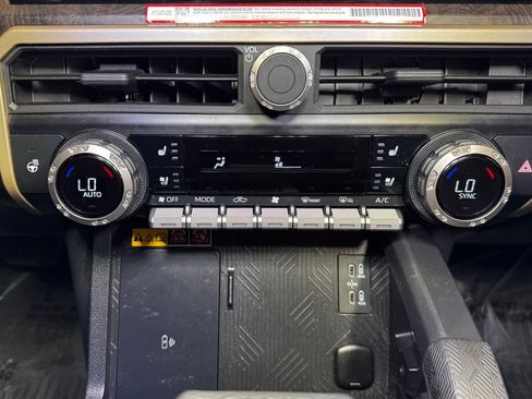 Certified 2025 Toyota Tacoma Limited AWD/4WD image 36