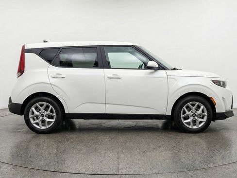 Used 2025 Kia Soul LX w/ LX Technology Package image 11