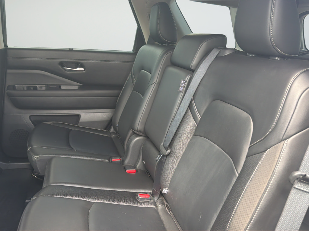 Certified 2025 Nissan Pathfinder SL FWD image 28