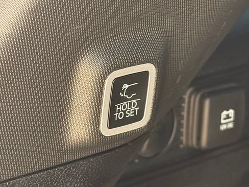 Used 2023 Jeep Grand Cherokee Altitude RWD image 9