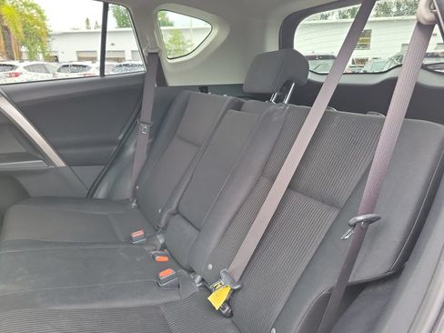 Used 2018 Toyota RAV4 LE FWD image 10