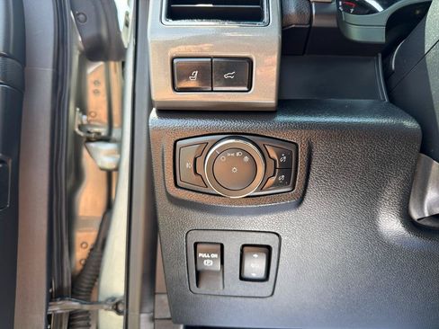 Used 2019 Ford Expedition XLT w/ Equipment Group 202A AWD/4WD image 14