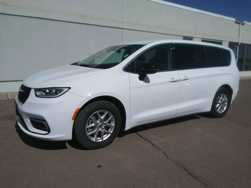 Used 2024 Chrysler Pacifica Touring-L image 2