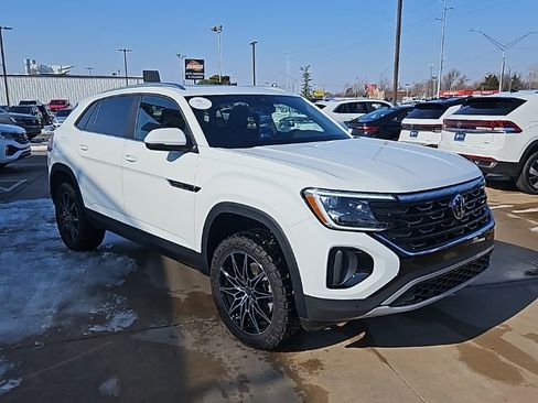 Used 2025 Volkswagen Atlas Cross Sport SE image 3