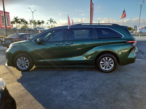 Used 2022 Toyota Sienna XLE image 7
