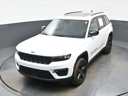 Used 2024 Jeep Grand Cherokee Limited w/ Black Appearance Package image 33