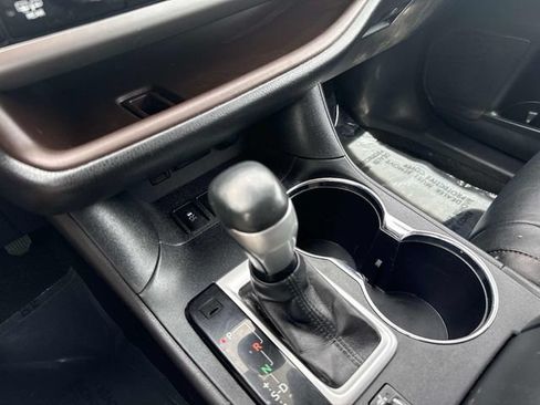 Used 2017 Toyota Highlander XLE AWD/4WD image 25