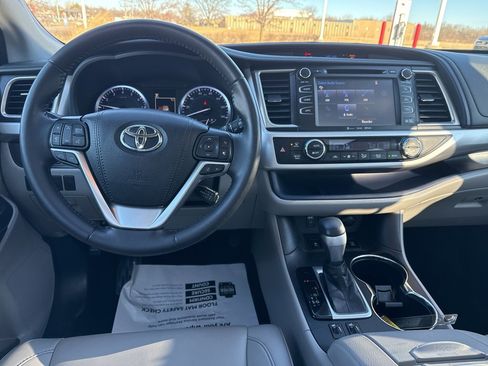 Used 2019 Toyota Highlander XLE image 10