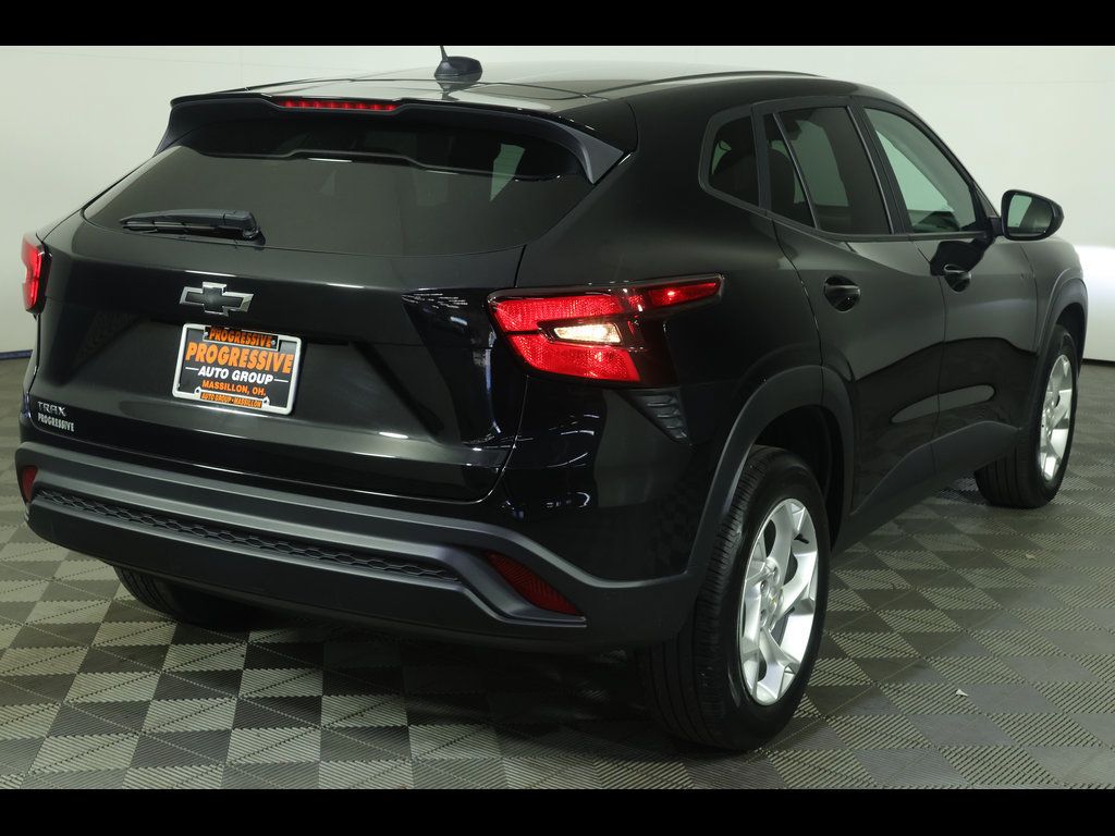 Used 2024 Chevrolet Trax LS w/ LS Convenience Package FWD image 11