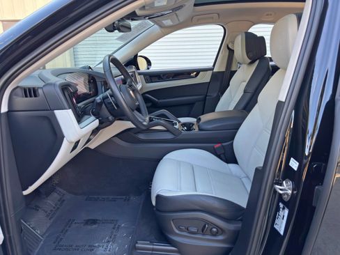 Used 2025 Porsche Cayenne Coupe AWD/4WD image 17