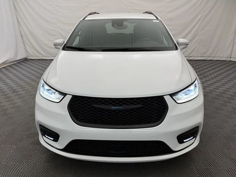 Used 2021 Chrysler Pacifica Limited w/ Uconnect Theater Family Group FWD image 3