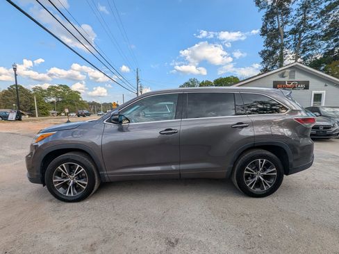 Used 2016 Toyota Highlander XLE image 3