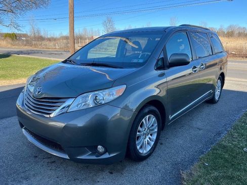 Used 2012 Toyota Sienna XLE w/ Premium Pkg image 4