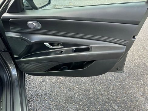 Used 2024 Hyundai Elantra Limited image 21