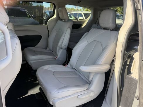 Used 2021 Chrysler Pacifica Touring-L FWD image 19