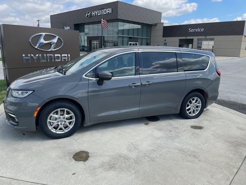 Used 2023 Chrysler Pacifica Touring-L image 2