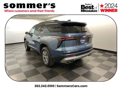 Used 2025 Chevrolet Traverse LT image 3