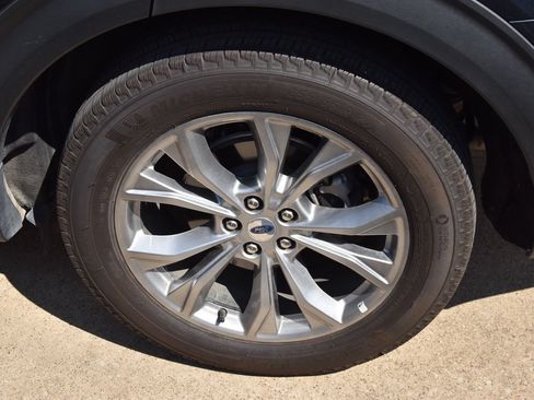Used 2023 Ford Explorer XLT w/ Equipment Group 202A RWD image 9