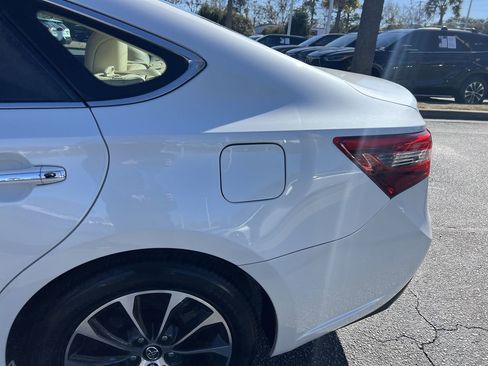Used 2018 Toyota Avalon XLE Premium image 8