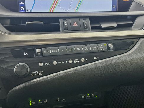 Used 2019 Lexus ES 300h w/ Premium Package FWD image 24