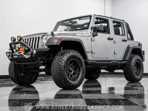 Used 2015 Jeep Wrangler Unlimited Rubicon w/ Connectivity Group image 22