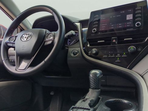 Used 2022 Toyota Camry SE image 3