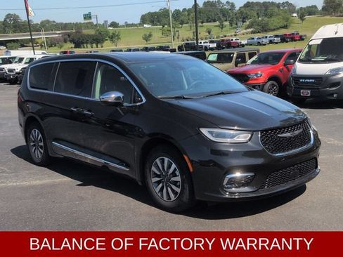 Used 2023 Chrysler Pacifica Limited FWD image 2