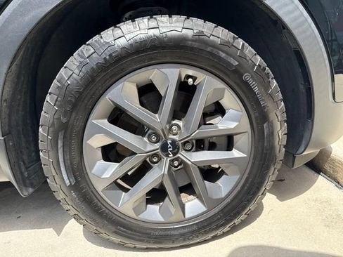 Used 2023 Kia Telluride LX FWD image 5
