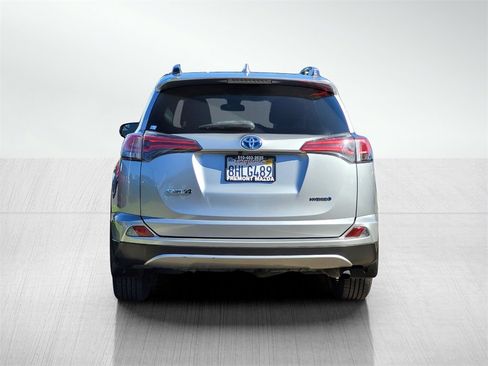 Used 2018 Toyota RAV4 LE image 5