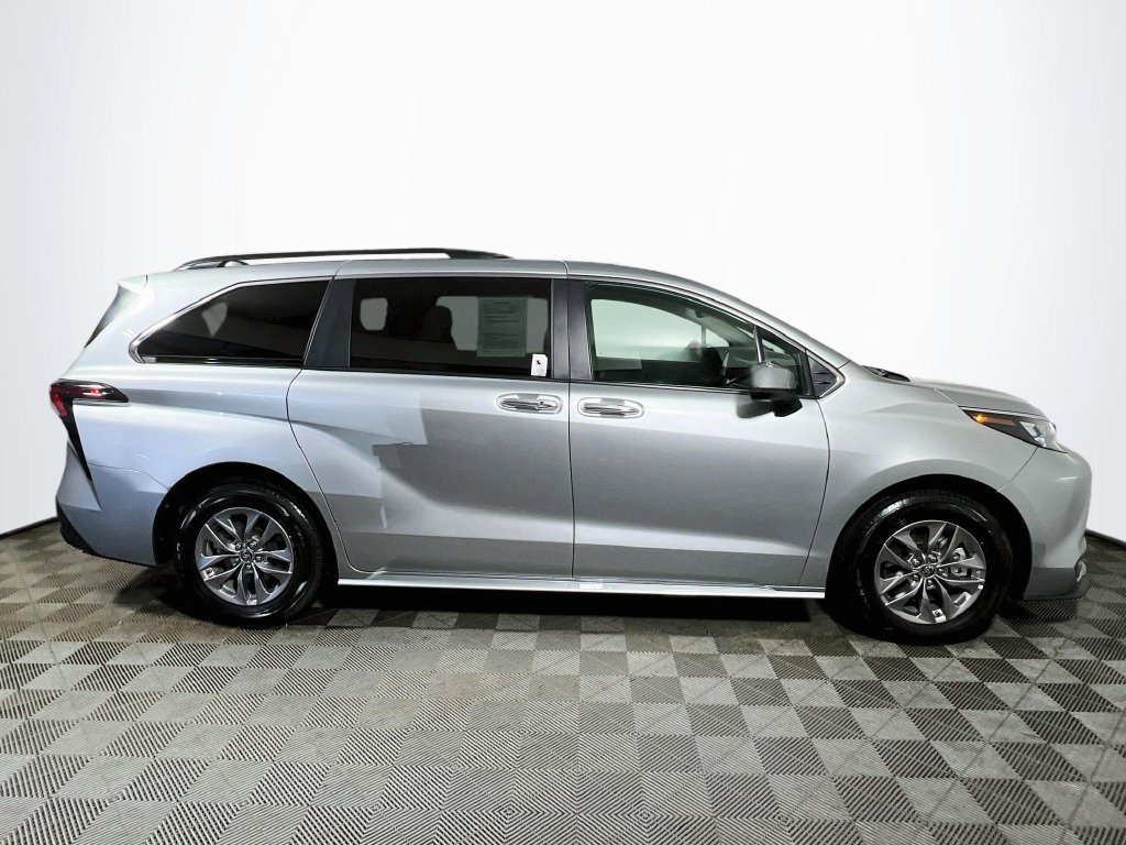Certified 2025 Toyota Sienna XLE FWD image 8