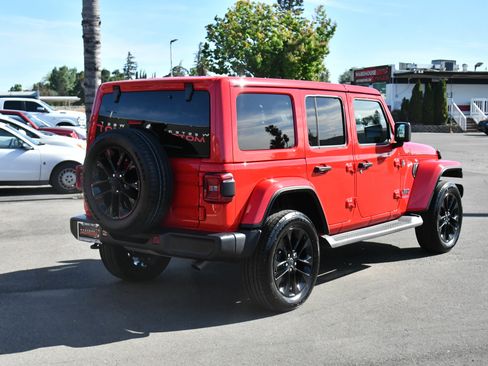 Used 2025 Jeep Wrangler Sahara image 8