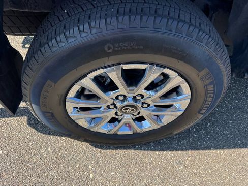 Used 2025 Toyota Tacoma Limited AWD/4WD image 25