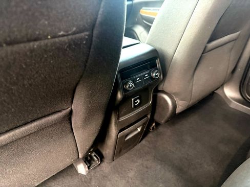 Used 2018 GMC Acadia SLE image 22