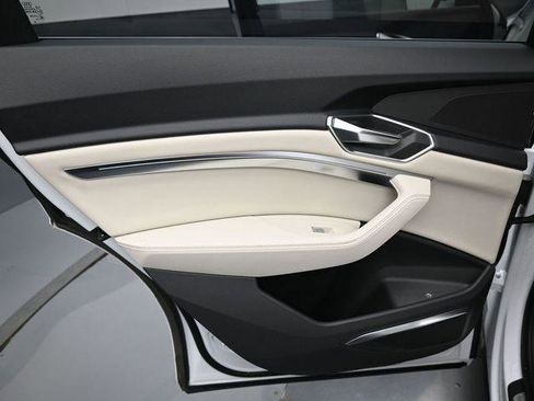 Used 2024 Audi Q8 e-tron Premium Plus image 30