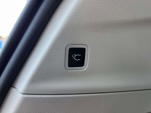 Used 2021 Chrysler Pacifica Touring-L image 7