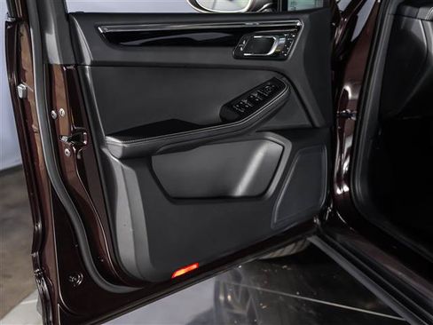 Certified 2026 Porsche Macan AWD/4WD image 23