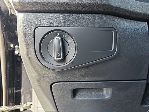 Used 2024 Volkswagen Tiguan SE image 36