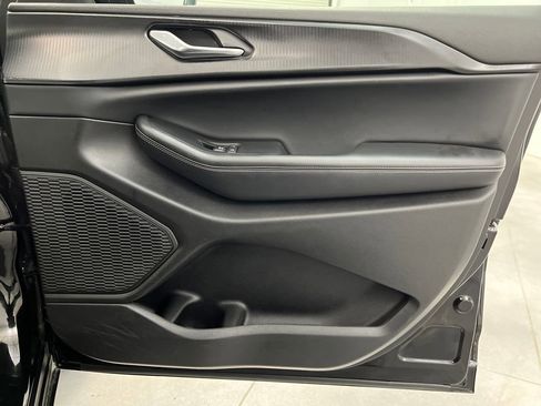 Used 2025 Jeep Grand Cherokee Altitude image 22