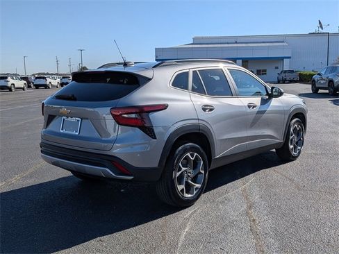 Used 2025 Chevrolet Trax LT image 3