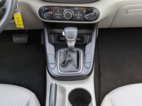 Used 2025 Kia Soul LX w/ LX Technology Package FWD image 17