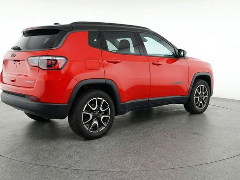Used 2025 Jeep Compass Trailhawk image 9