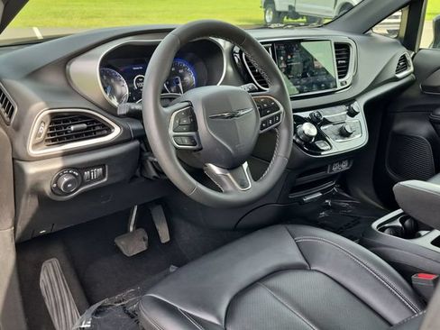 Used 2025 Chrysler Pacifica Select FWD image 20