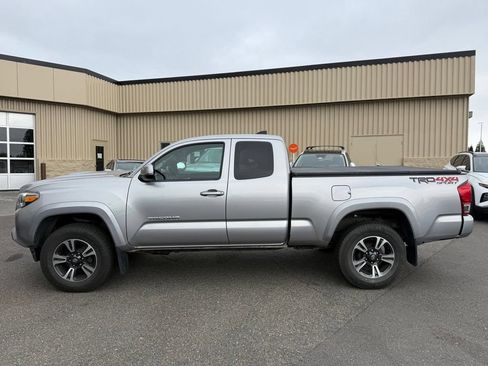 Used 2017 Toyota Tacoma TRD Sport w/ Premium & Technology Package AWD/4WD image 4