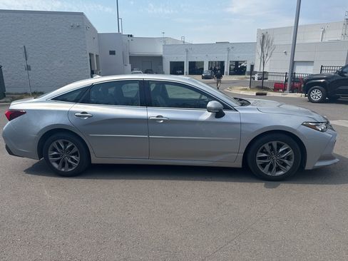 Used 2019 Toyota Avalon XLE w/ Moonroof Package image 3