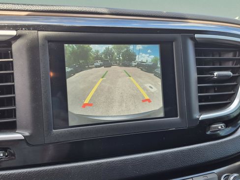 Used 2018 Chrysler Pacifica L FWD image 21