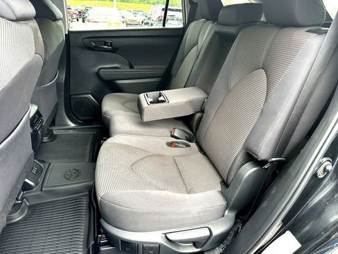 Used 2024 Toyota Highlander LE AWD/4WD image 17