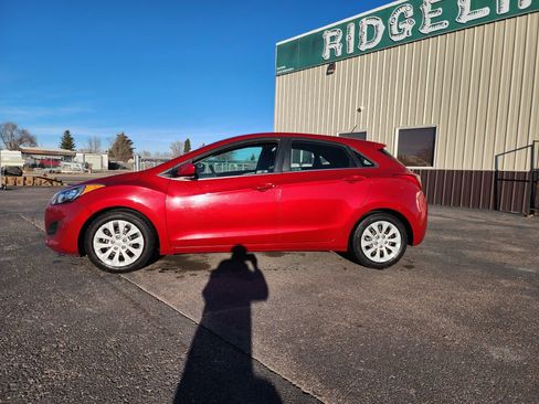 Used 2017 Hyundai Elantra GT image 2