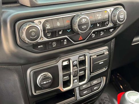 Used 2020 Jeep Wrangler Unlimited Sahara w/ Uconnect 4C Nav & Sound Group AWD/4WD image 23