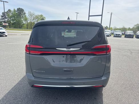 Used 2023 Chrysler Pacifica Touring-L image 6